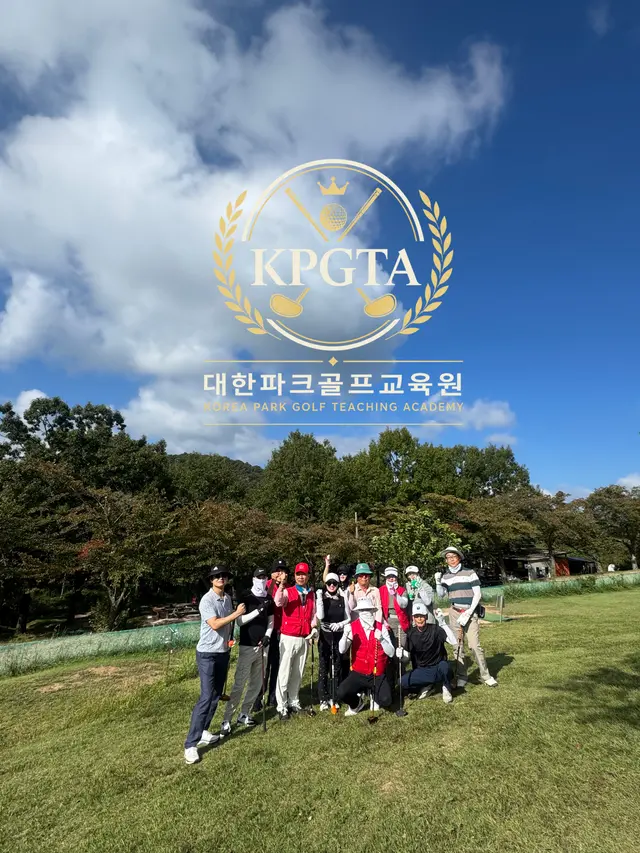 야외 필드 실습 및 모든 라운딩 일정을 성공적으로 마친 후 참가자들이 다 함께 모여 환한 미소로 뜻깊은 순간을 기념하는 단체 컷